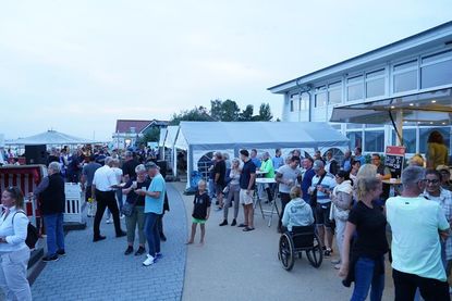 Auf der Promenade wurde bis in die Nacht hinein ausgelassen gefeiert.