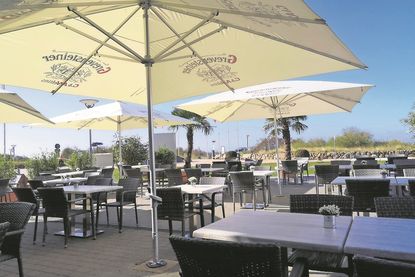 Georg’s Strandbistro Pelzerhaken: Essen und Getränke direkt am Strand mit Blick auf die Ostsee und großer Sonnenterrasse
