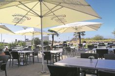 Georg’s Strandbistro Pelzerhaken: Essen und Getränke direkt am Strand mit Blick auf die Ostsee und großer Sonnenterrasse