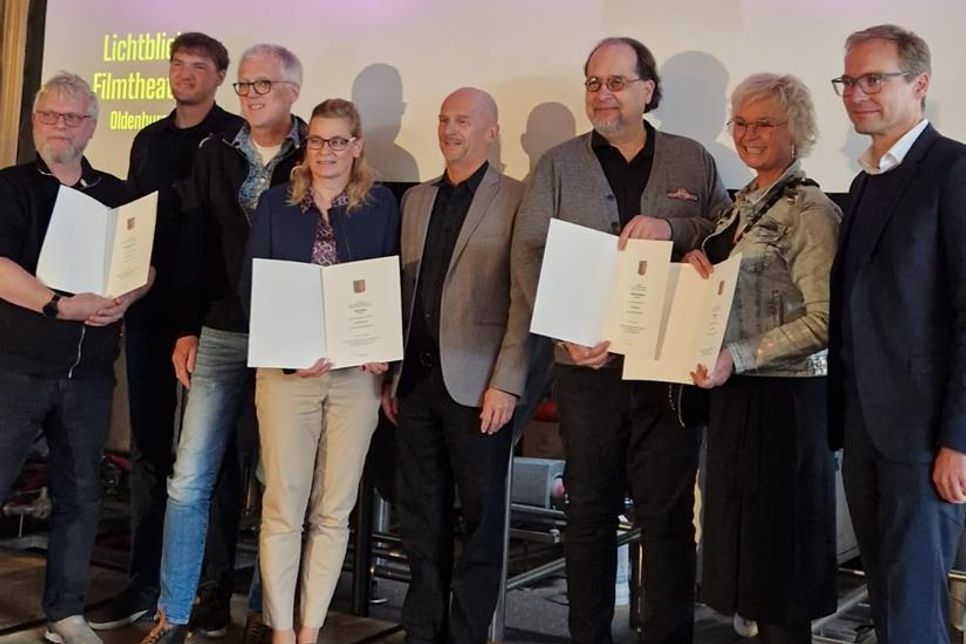 Guido Wendt (Kulturstaatssekretär), Nicole Claussen (Kinocenter Rendsburg), Lothar Irrgang (Theaterleiter Lichtblick Filmtheater), Stephan Hartung und Sylvia Marksteiner-Hartung (Kinocenter Husum), Ralph Thomsen und zwei Mitarbeiter Lichtblick Inselkino Amrum (v. re.).