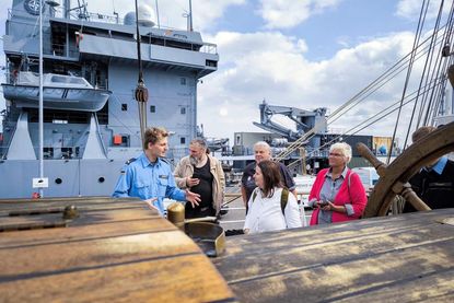 Besuch der Gruppe mit Kreispräsidentin Petra Kirner (re.) auf der Gorch Fock.