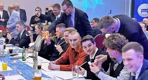Nach guter Tradition gehört auch das Rauchen einer gut gefüllten Tonpfeife, die von Altgeselle Ole Eckhoff angereicht und entzündet wurde.