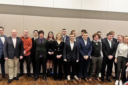 Gruppenbild der Junggesellinnen und Junggesellen mit Vertretern der KFZ-Innung.