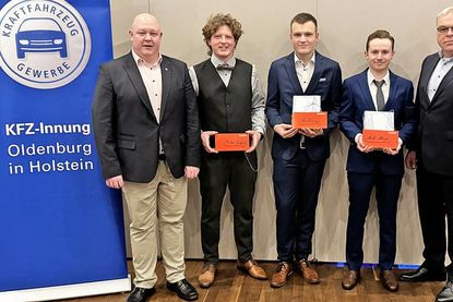 Obermeister Björn Bigga mit den Innungsbesten Morten Göttsch, Felix Rönnau (beide Gesellenprüfung Sommer 2024) und Matti Meyer sowie Kreishandwerksmeister Björn Felder.