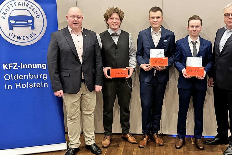 Obermeister Björn Bigga mit den Innungsbesten Morten Göttsch, Felix Rönnau (beide Gesellenprüfung Sommer 2024) und Matti Meyer sowie Kreishandwerksmeister Björn Felder.