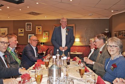 Der 1. Ältermann Karsten Prokoph eröffnet die Weihnachtsfeier.