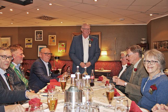 Der 1. Ältermann Karsten Prokoph eröffnet die Weihnachtsfeier.