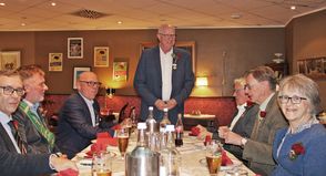 Der 1. Ältermann Karsten Prokoph eröffnet die Weihnachtsfeier.