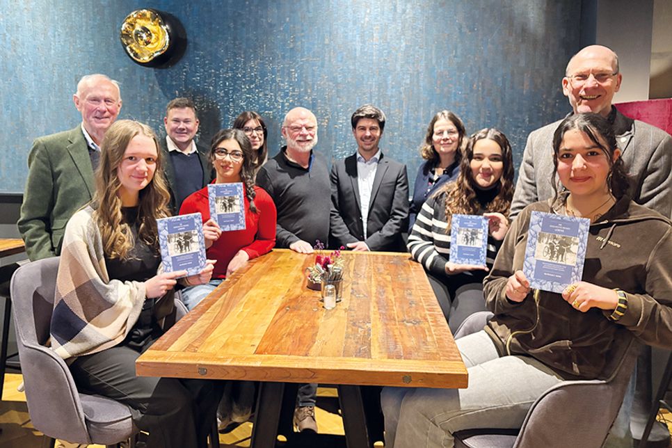 „Die Geschichte meines Lebens“ von Richard Yashek liegt nun in deutscher Übersetzung vor: 300 Buchexemplare an weiterführende Schulen kostenlos übergeben