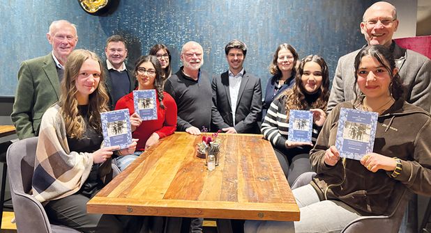 „Die Geschichte meines Lebens“ von Richard Yashek liegt nun in deutscher Übersetzung vor: 300 Buchexemplare an weiterführende Schulen kostenlos übergeben
