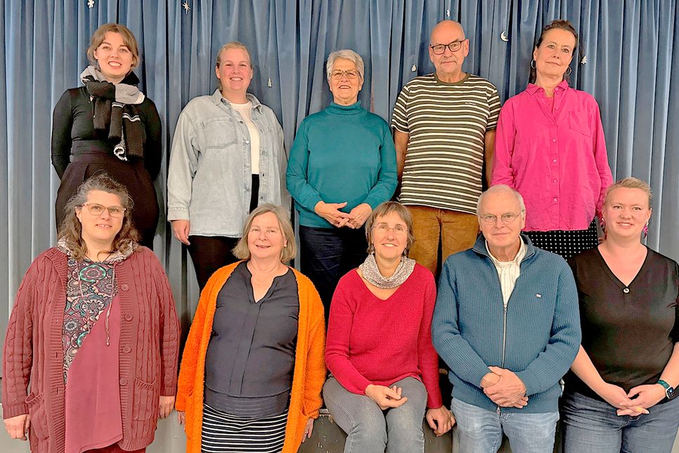 Wilfried Kamolz (untere Reihe) mit seinem Chor freut sich auf viele neue Sängerinnen und Sänger. Bringen Sie einfach Freude an der Musik mit, alles andere wird erlernt! Infos bei Herrn Kamolz unter der Handy-Nummer 0151-56658326.