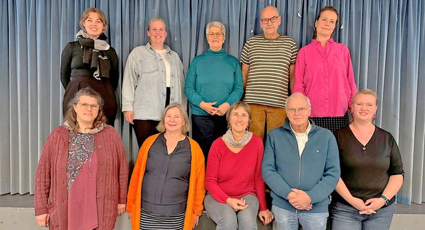 Wilfried Kamolz (untere Reihe) mit seinem Chor freut sich auf viele neue Sängerinnen und Sänger. Bringen Sie einfach Freude an der Musik mit, alles andere wird erlernt! Infos bei Herrn Kamolz unter der Handy-Nummer 0151-56658326.
