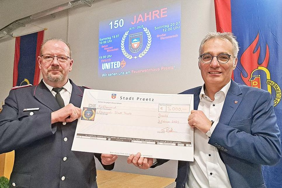 in Onkel, der etwas mitbringt, ist immer besser als eine Tante, die Klavier spielt: Auf der Jahreshauptversammlung der Freiwilligen Feuerwehr Preetz hatte Bürgermeister Tim Brockmann (rechts) deshalb auch ein Geldgeschenk im Gepäck: Die Stadt Preetz unterstützt das für Juli geplante Fest zum 150-jährigen Jubiläum der Ortswehr mit 5.000 Euro. Den symbolischen Scheck überreichte Brockmann an Wehrführer Manfred Wenselowski.