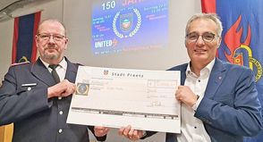 in Onkel, der etwas mitbringt, ist immer besser als eine Tante, die Klavier spielt: Auf der Jahreshauptversammlung der Freiwilligen Feuerwehr Preetz hatte Bürgermeister Tim Brockmann (rechts) deshalb auch ein Geldgeschenk im Gepäck: Die Stadt Preetz unterstützt das für Juli geplante Fest zum 150-jährigen Jubiläum der Ortswehr mit 5.000 Euro. Den symbolischen Scheck überreichte Brockmann an Wehrführer Manfred Wenselowski.
