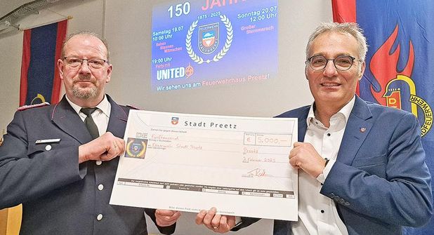 in Onkel, der etwas mitbringt, ist immer besser als eine Tante, die Klavier spielt: Auf der Jahreshauptversammlung der Freiwilligen Feuerwehr Preetz hatte Bürgermeister Tim Brockmann (rechts) deshalb auch ein Geldgeschenk im Gepäck: Die Stadt Preetz unterstützt das für Juli geplante Fest zum 150-jährigen Jubiläum der Ortswehr mit 5.000 Euro. Den symbolischen Scheck überreichte Brockmann an Wehrführer Manfred Wenselowski.