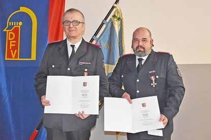 Für ihren langjährigen aktiven Dienst nahmen Walter Lamp (links) und Florian Niels das Brandschutz-Ehrenzeichen entgegen.