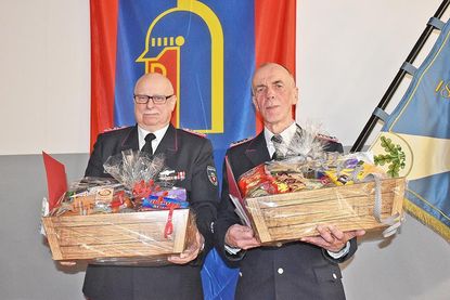 Zwei Feuerwehr-Urgewächse wurden für 50 Jahre Mitgliedschaft ausgezeichnet: Gerhard Röhling (links) und Stefan Haase traten 1975 in die Jugendwehr ein.