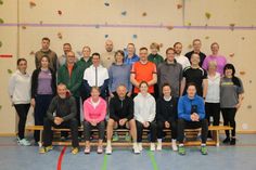 Die 20 frischgebackenen Inhaberinnen und Inhaber der Übungsleiter-C-Lizenz mit dem sechsköpfigen Prüferteam (sitzend auf der Bank) um KSV-Lehrwart Sven Schulze (lks.). (Fotos: Carsten Stender, Kreissportverband Ostholstein)