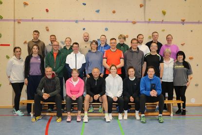 Die 20 frischgebackenen Inhaberinnen und Inhaber der Übungsleiter-C-Lizenz mit dem sechsköpfigen Prüferteam (sitzend auf der Bank) um KSV-Lehrwart Sven Schulze (lks.). (Fotos: Carsten Stender, Kreissportverband Ostholstein)