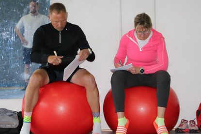 Ihnen entging nichts: Prüfer Dirk Timpke und Prüferin Nicole Hauschild notieren ihre Beobachtungen für die Bewertung.