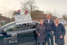 auf dem Dach v. l. nach r. Tony Mey, Henry Mey, und vor dem Auto Daniela Fredrich, Christian Mey und Lena Kohlsaat.