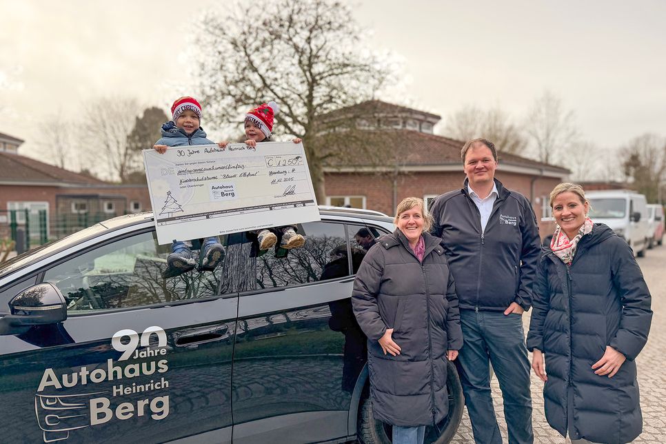 auf dem Dach v. l. nach r. Tony Mey, Henry Mey, und vor dem Auto Daniela Fredrich, Christian Mey und Lena Kohlsaat.