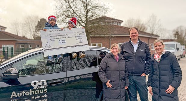 auf dem Dach v. l. nach r. Tony Mey, Henry Mey, und vor dem Auto Daniela Fredrich, Christian Mey und Lena Kohlsaat.