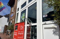 Die neue Klingel befindet sich direkt über dem Briefkasten an der rechten Seite neben der Eingangstür.