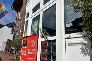 Die neue Klingel befindet sich direkt über dem Briefkasten an der rechten Seite neben der Eingangstür.