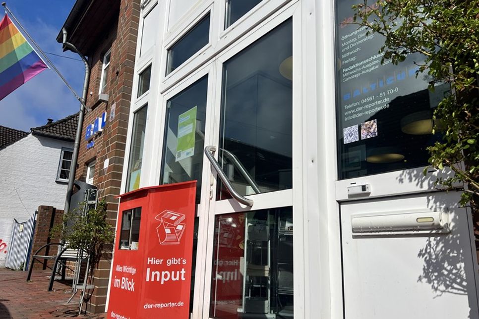 Die neue Klingel befindet sich direkt über dem Briefkasten an der rechten Seite neben der Eingangstür.