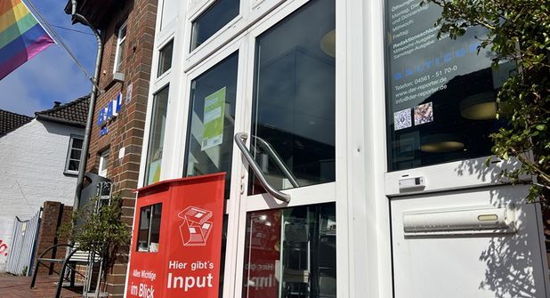 Die neue Klingel befindet sich direkt über dem Briefkasten an der rechten Seite neben der Eingangstür.