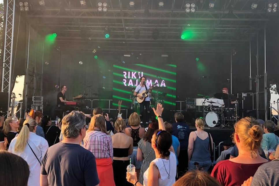 Gelungener Auftakt von Riku Rajamaa, bis 2021 Gitarrist und zweite Stimme von „Sunrise Avenue“.