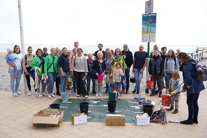 Viele Helferinnen und Helfer schlossen sich an, um Neustadts Strand sauber zu machen.