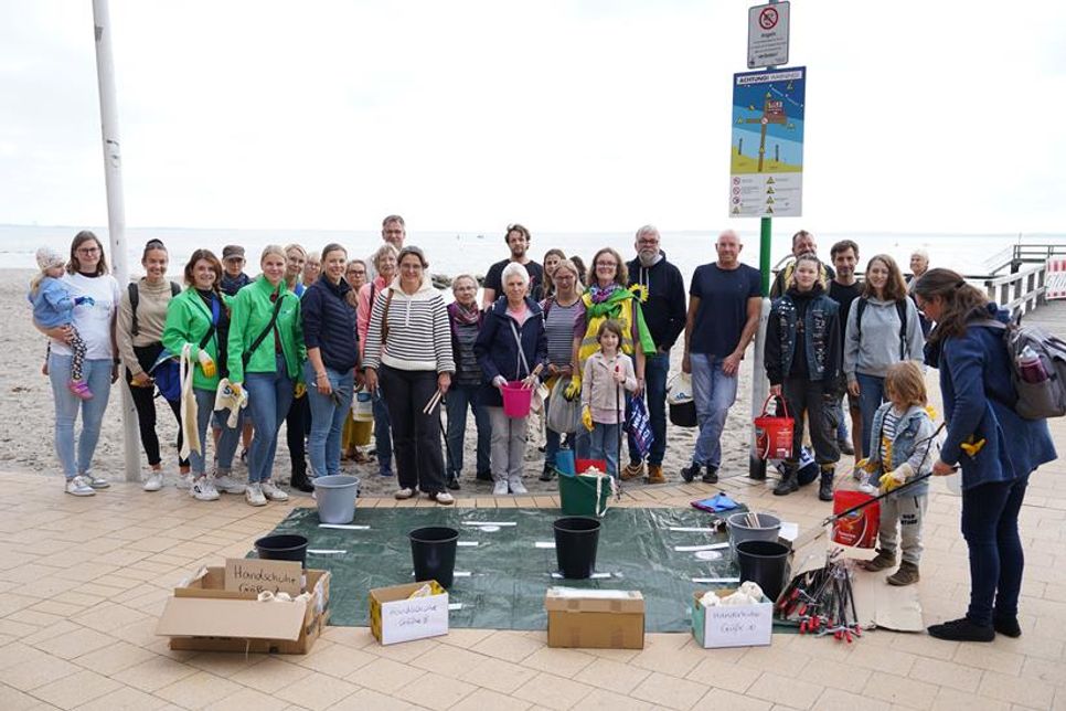 Viele Helferinnen und Helfer schlossen sich an, um Neustadts Strand sauber zu machen.