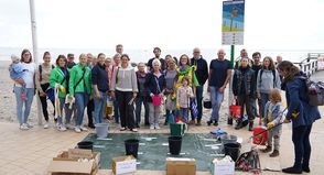 Viele Helferinnen und Helfer schlossen sich an, um Neustadts Strand sauber zu machen.