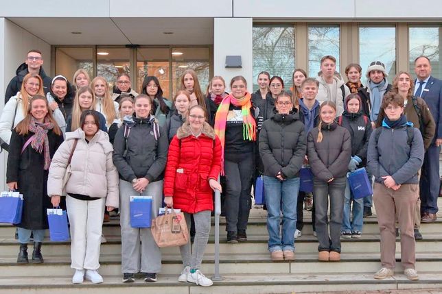 Landrat Timo Gaarz mit den Schülerinnen und Schülern.