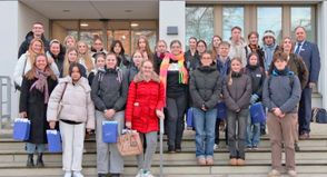 Landrat Timo Gaarz mit den Schülerinnen und Schülern.