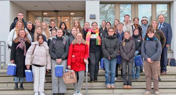 Landrat Timo Gaarz mit den Schülerinnen und Schülern.