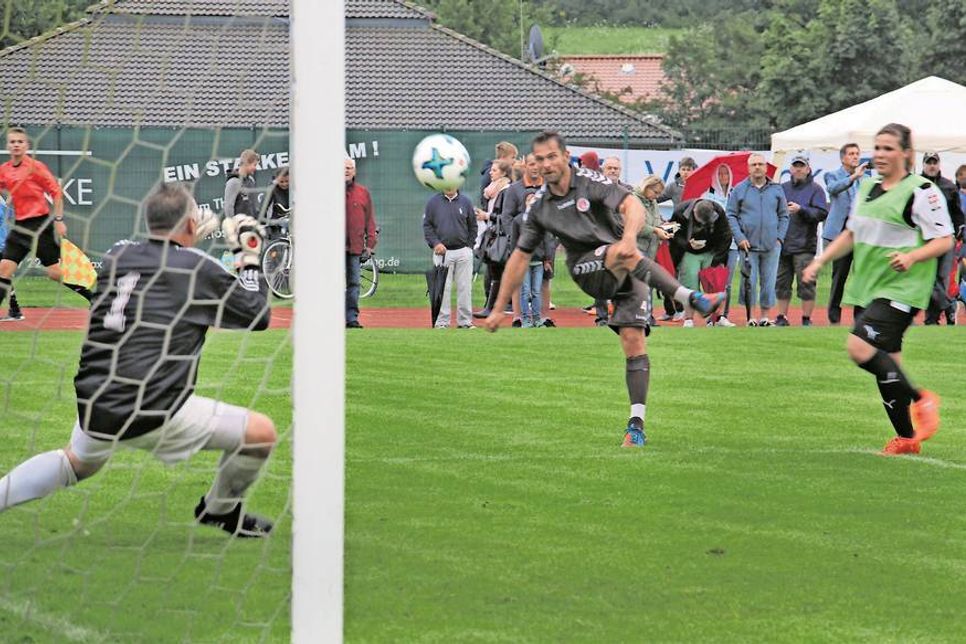 Auf Stefan Weber, Torwart der Gastro Kicker, dürfte eine Menge Arbeit zukommen.