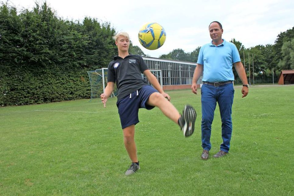 Louis Enke (lks.), 15 Jahre alt und 2010 selbst an Krebs erkrankt, wird die Gastro Kicker als Kapitän auf Spielfeld führen. Vater Mike Enke freut sich ebenfalls auf ein tolles Fußballfest.