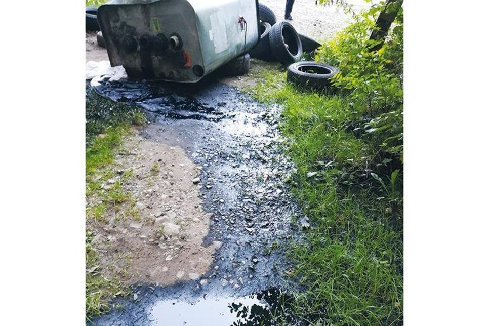 Unbekannte haben in  einer Waldzufahrt im Bereich Hobbersdorf einen 1.000 Liter fassenden Stahltank sowie 18 Altreifen unberechtigt abgelagert.