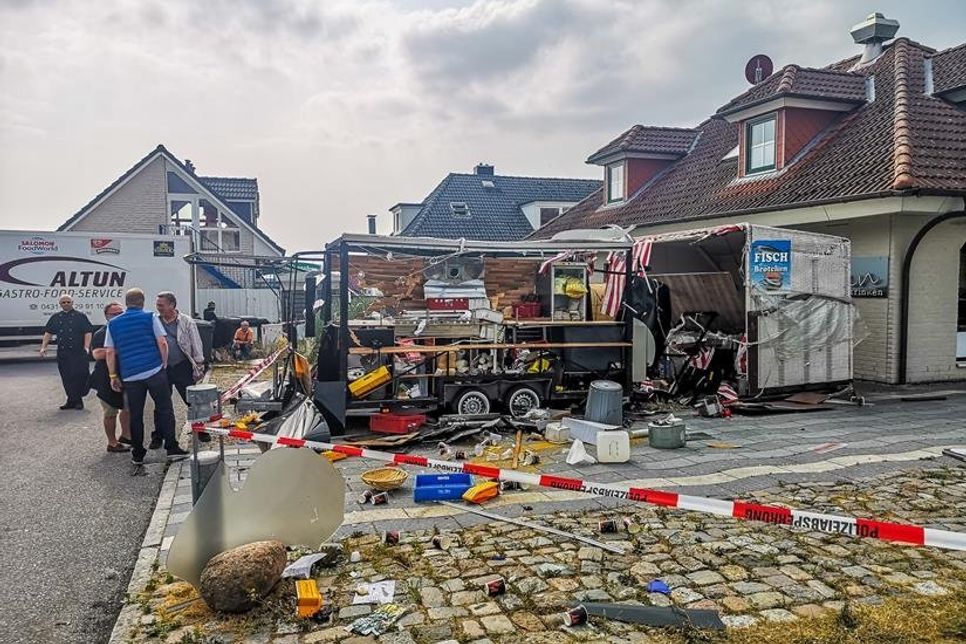 Der völlig zerstörte Imbisswagen. (Foto: Arne Jappe (arj) Fotojournalist/Digitalfotografie Nyfeler)