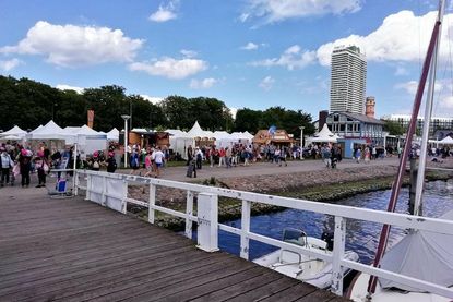 Die Tornadowiese direkt an der Travepromenade am Lübecker Yacht-Club ist ein herrlicher Ort, um dieser Ausstellung einen großzügigen, angemessenen Rahmen zu geben.
