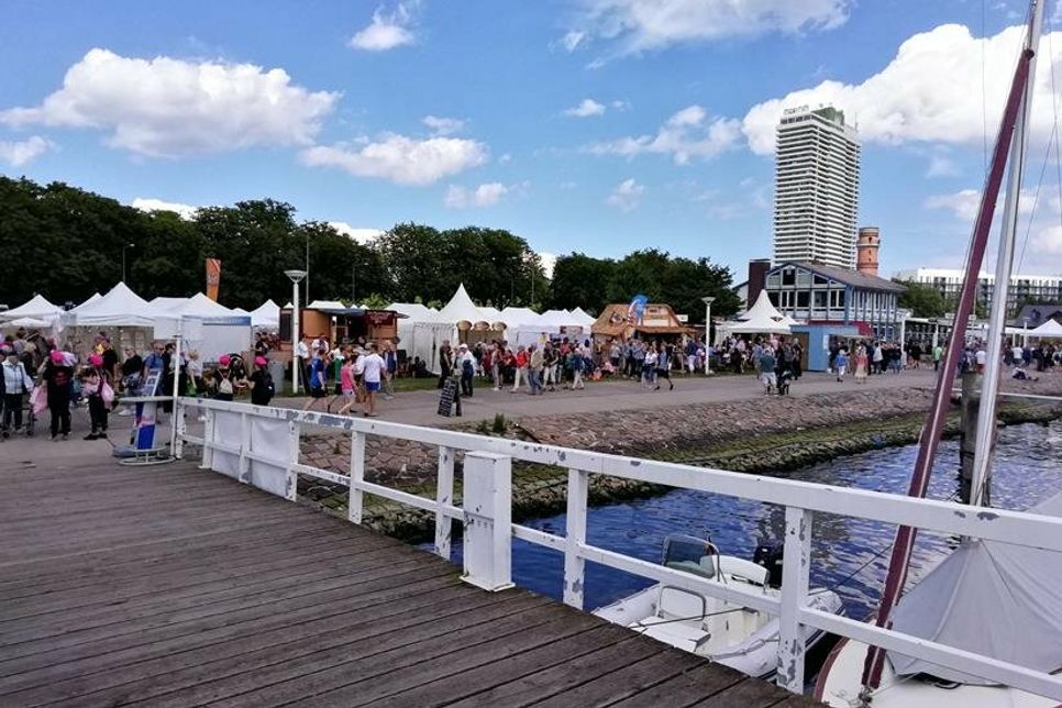 Die Tornadowiese direkt an der Travepromenade am Lübecker Yacht-Club ist ein herrlicher Ort, um dieser Ausstellung einen großzügigen, angemessenen Rahmen zu geben.