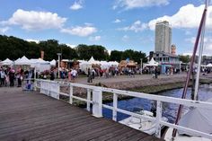Die Tornadowiese direkt an der Travepromenade am Lübecker Yacht-Club ist ein herrlicher Ort, um dieser Ausstellung einen großzügigen, angemessenen Rahmen zu geben.
