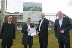 Bei der Übergabe des Fördermittelbescheides: Regionalgeschäftsführer Ameos Nord Stephan Freitag, Gesundheitsminister Dr. Heiner Garg, Vorsitzender des Vorstandes der Ameos Gruppe Dr. Axel Paeger und Mitglied des Vorstandes der Ameos Gruppe Frank-Ulrich Wiener (v. lks.).
