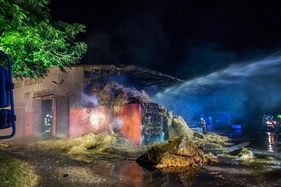 Beim Eintreffen der Einsatzkräfte stand das aufgestapelte Stroh im Vollbrand und griff bereits auf die Reithalle über.