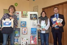 Büchereileiterin Turit Flohr, Integrationsbeauftragte von Lensahn Stefanie Schmidt und Daniel Schöning von der Sparkasse Lensahn (v. lks.).