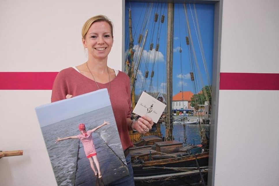 Leinwandfotos, Hochzeitseinladungen oder Tür-Aufkleber - Svenja Muchow von der „Druckerei Svenja Muchow“ druckt auch für Privatkunden in kleinster Auflage ab einem Exemplar.