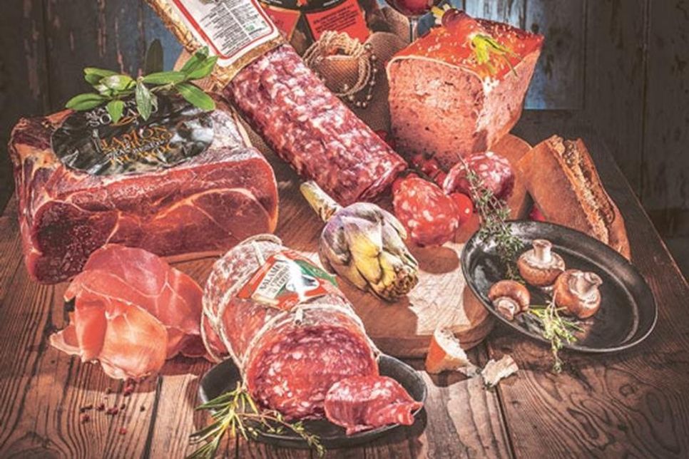 famila-KundInnen können ab sofort das gesamte Thekensortiment online vorbestellen.